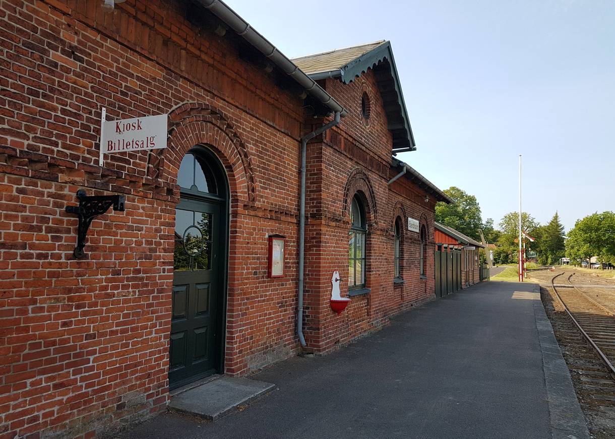 Backsteingebäude eines alten Bahnhofs