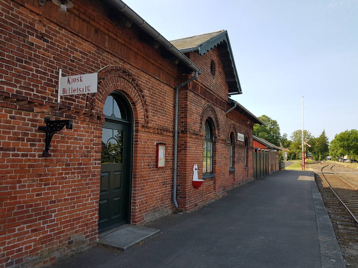 Backsteingebäude eines alten Bahnhofs