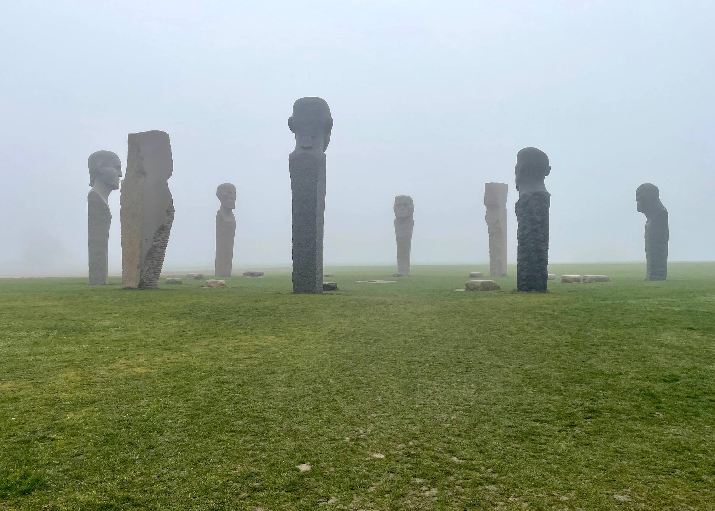 Ein Kreis mit großen Steinfiguren
