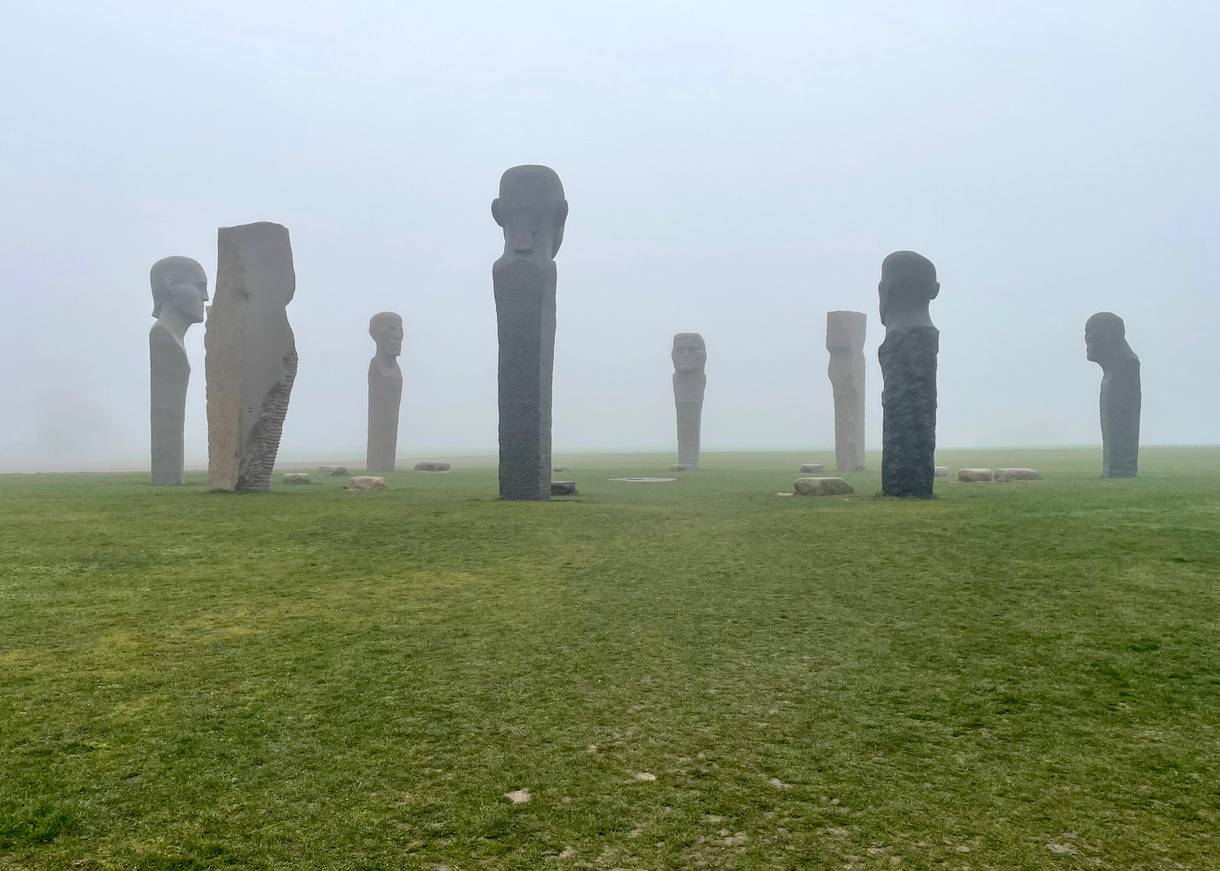 Ein Kreis mit großen Steinfiguren