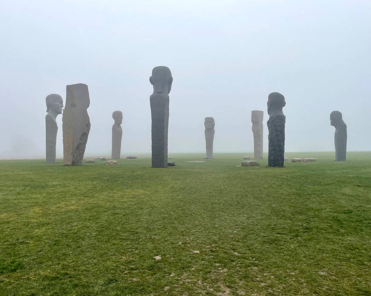 Ein Kreis mit großen Steinfiguren
