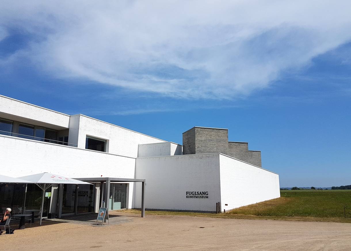 Weißes, modernes Museumsgebäude