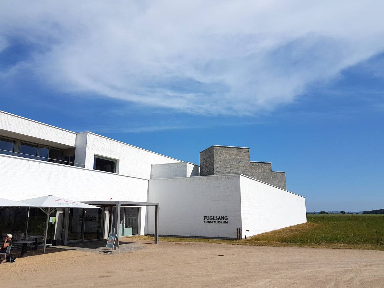 Weißes, modernes Museumsgebäude