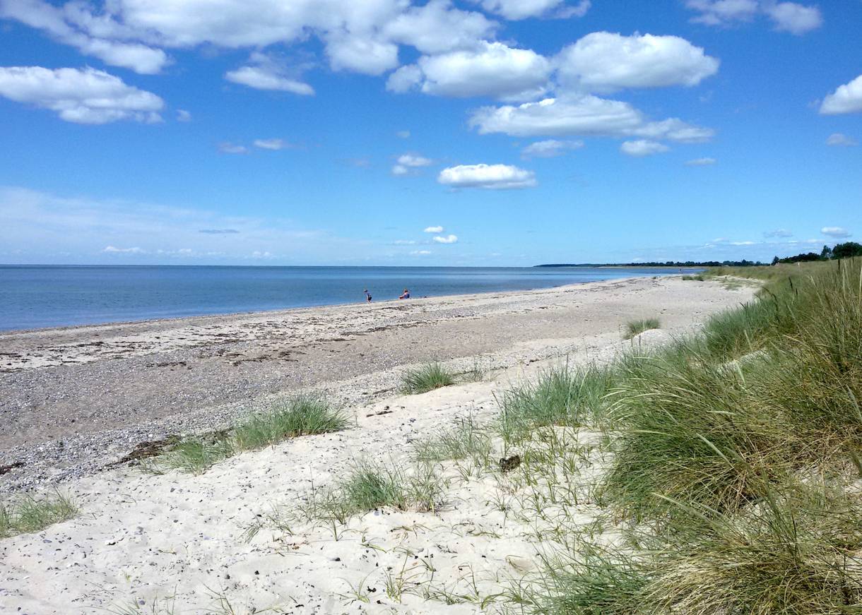 Etwas steiniger Strand mit Badegästen