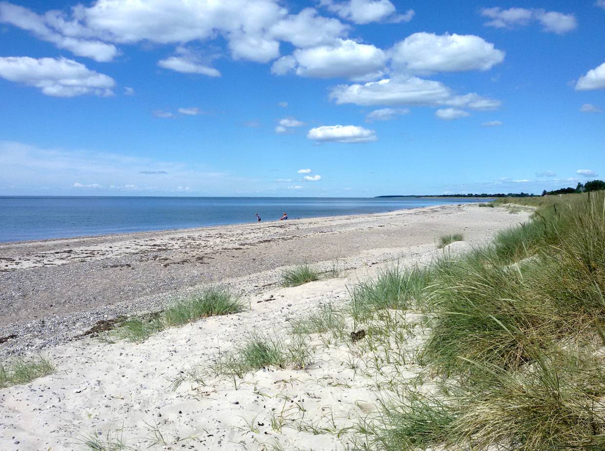 Etwas steiniger Strand mit Badegästen