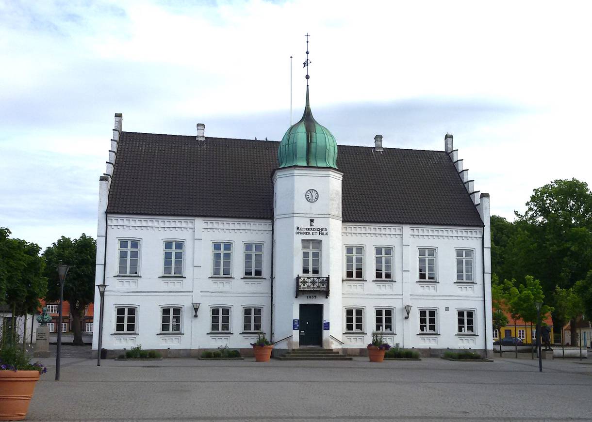 Weißes altes Haus im Zentrum der Stdat