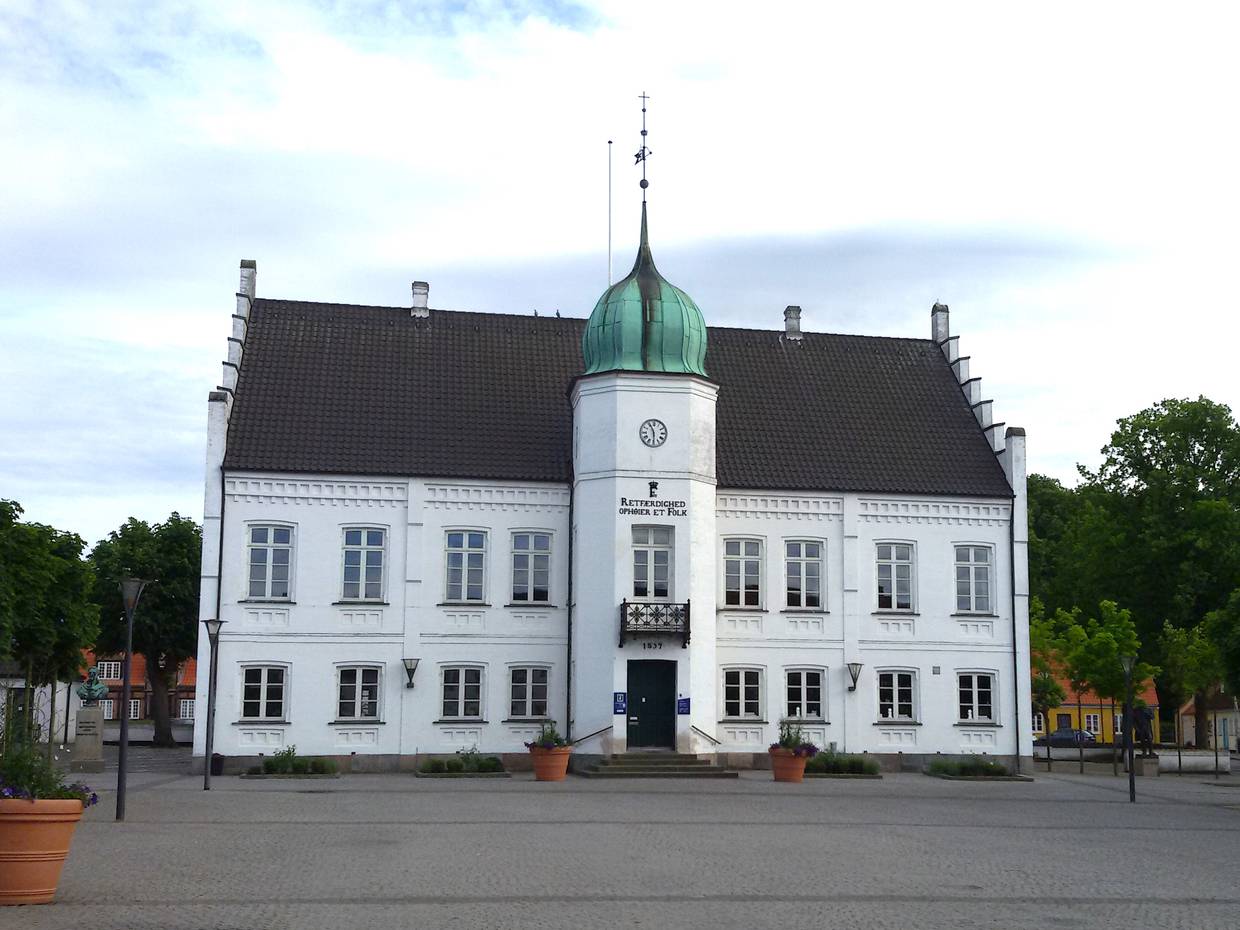 Weißes altes Haus im Zentrum der Stdat