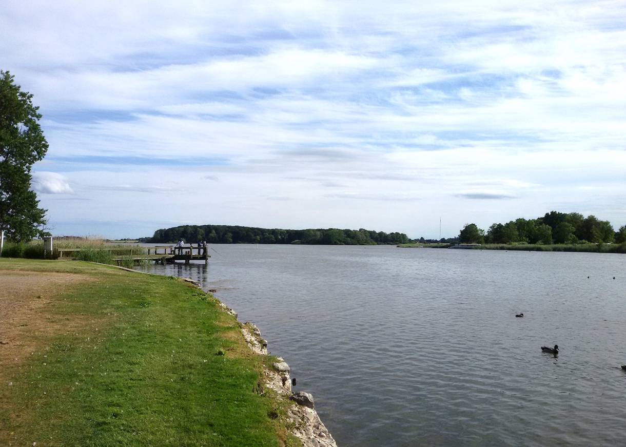 Steg am See mit Ausflugsgästen