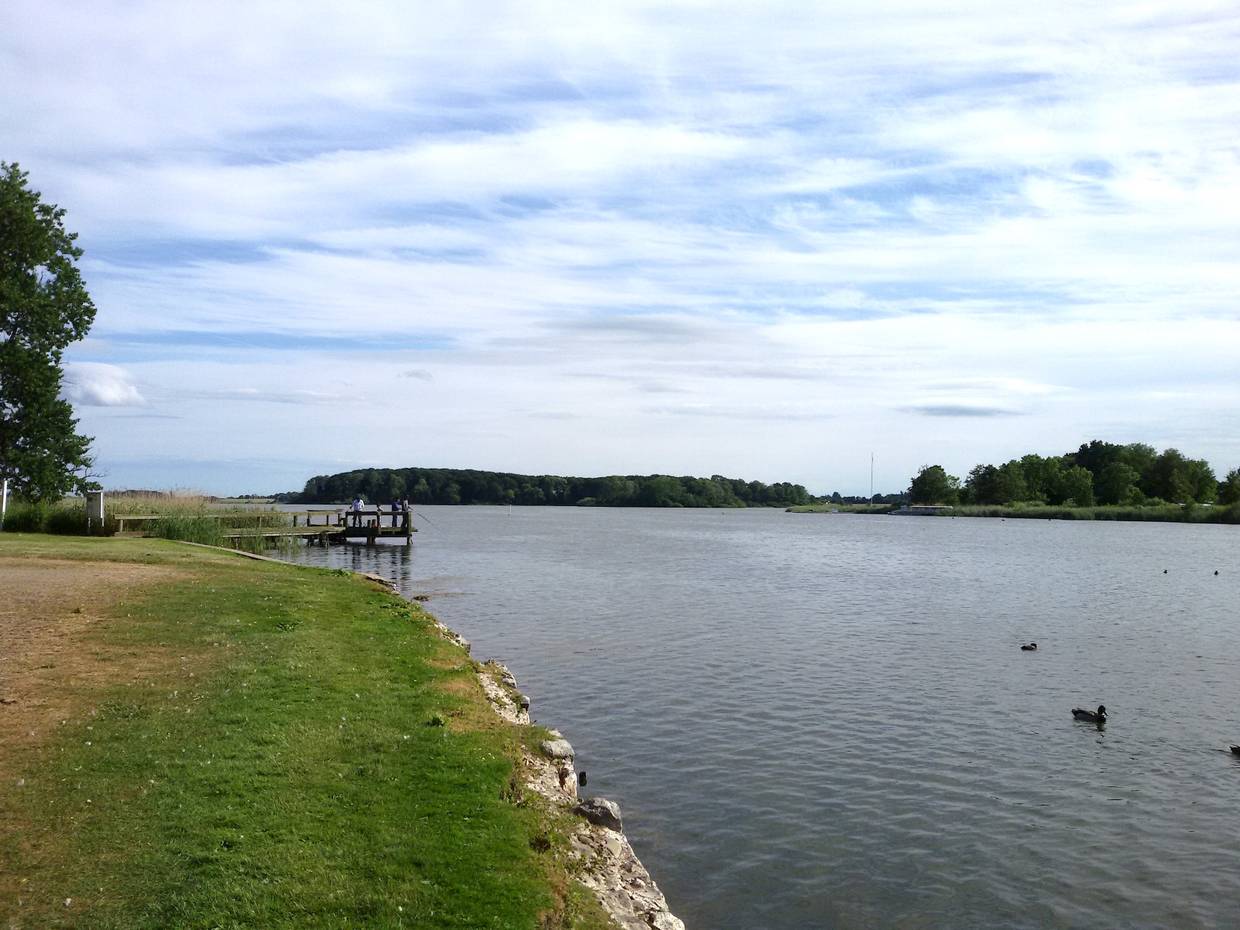 Steg am See mit Ausflugsgästen
