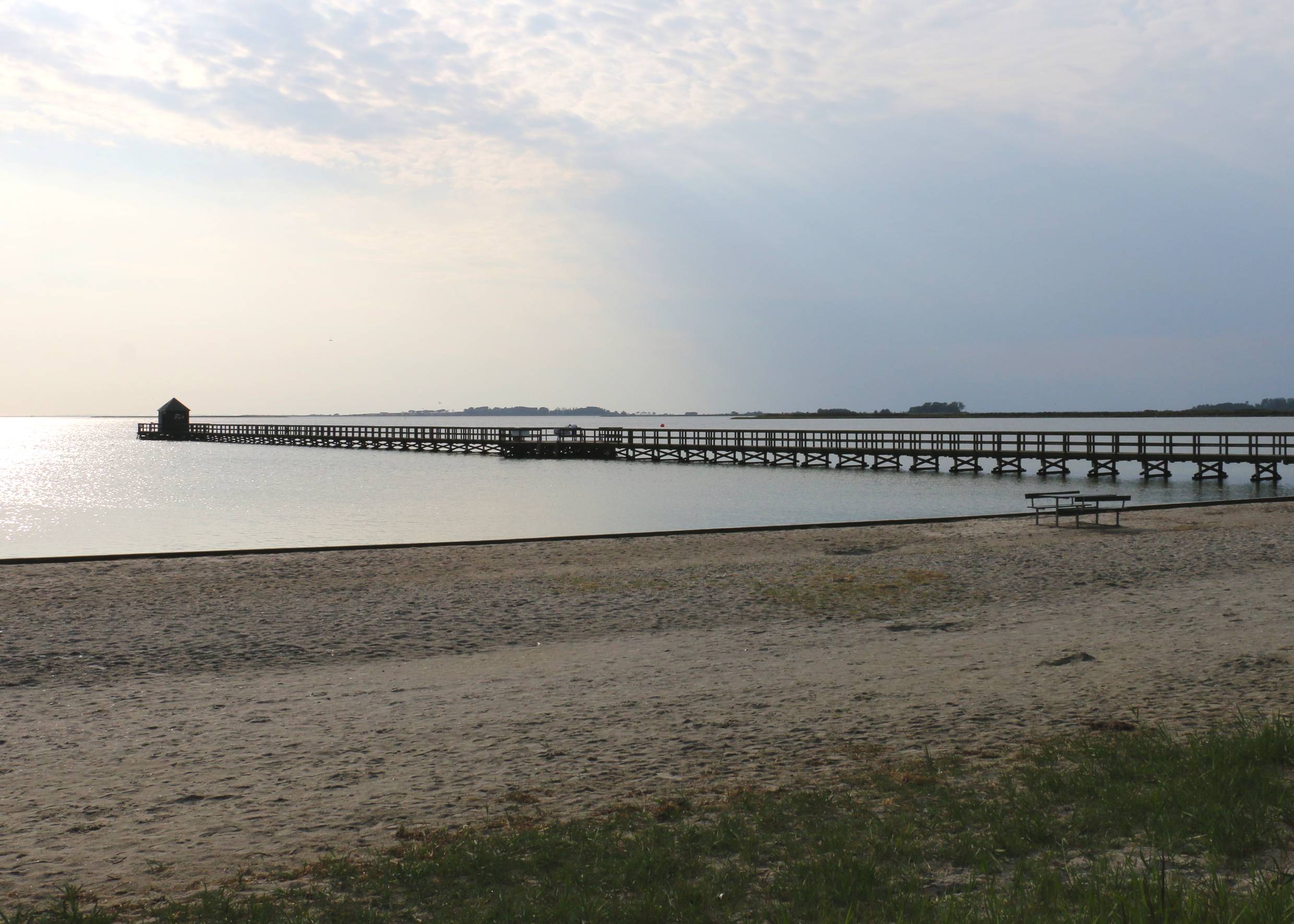 Langer Badesteg im Abendlicht