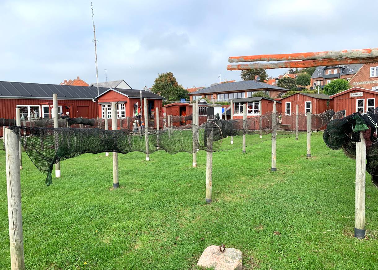 Fischerreusen an kleinen HOlzpfählen vor den Fischerhütten