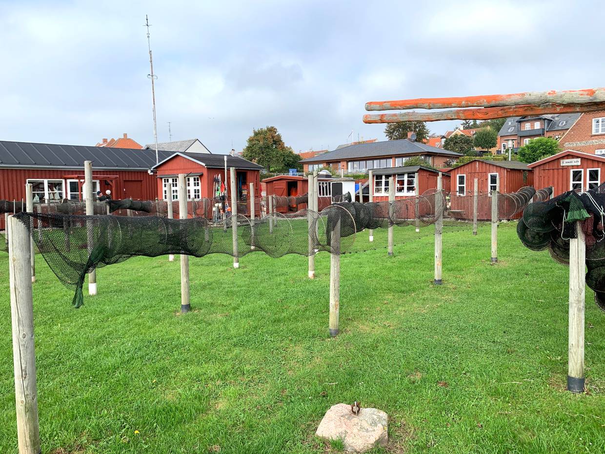 Fischerreusen an kleinen HOlzpfählen vor den Fischerhütten