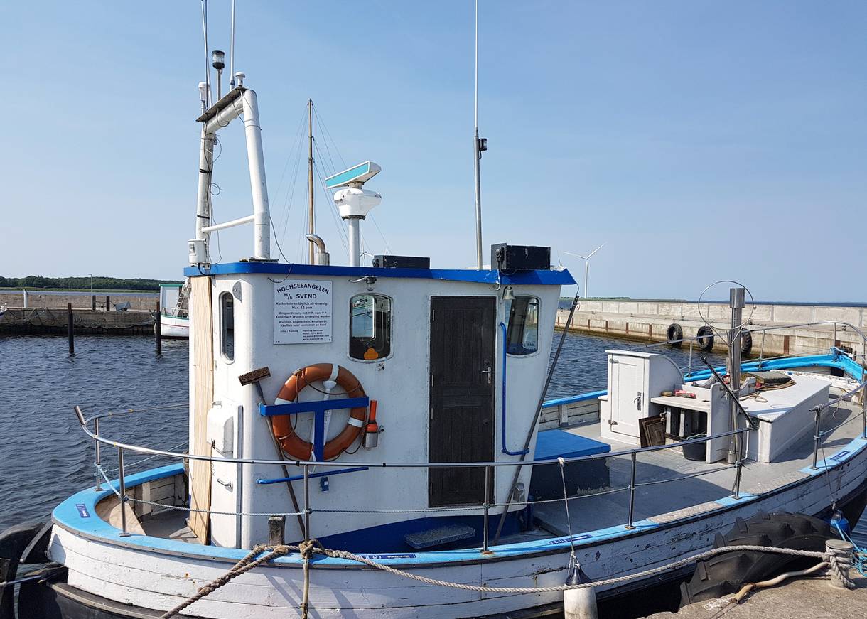 Fischerboot mit einem Hinweis auf Angeltouren