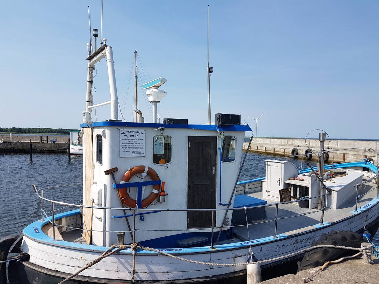 Fischerboot mit einem Hinweis auf Angeltouren