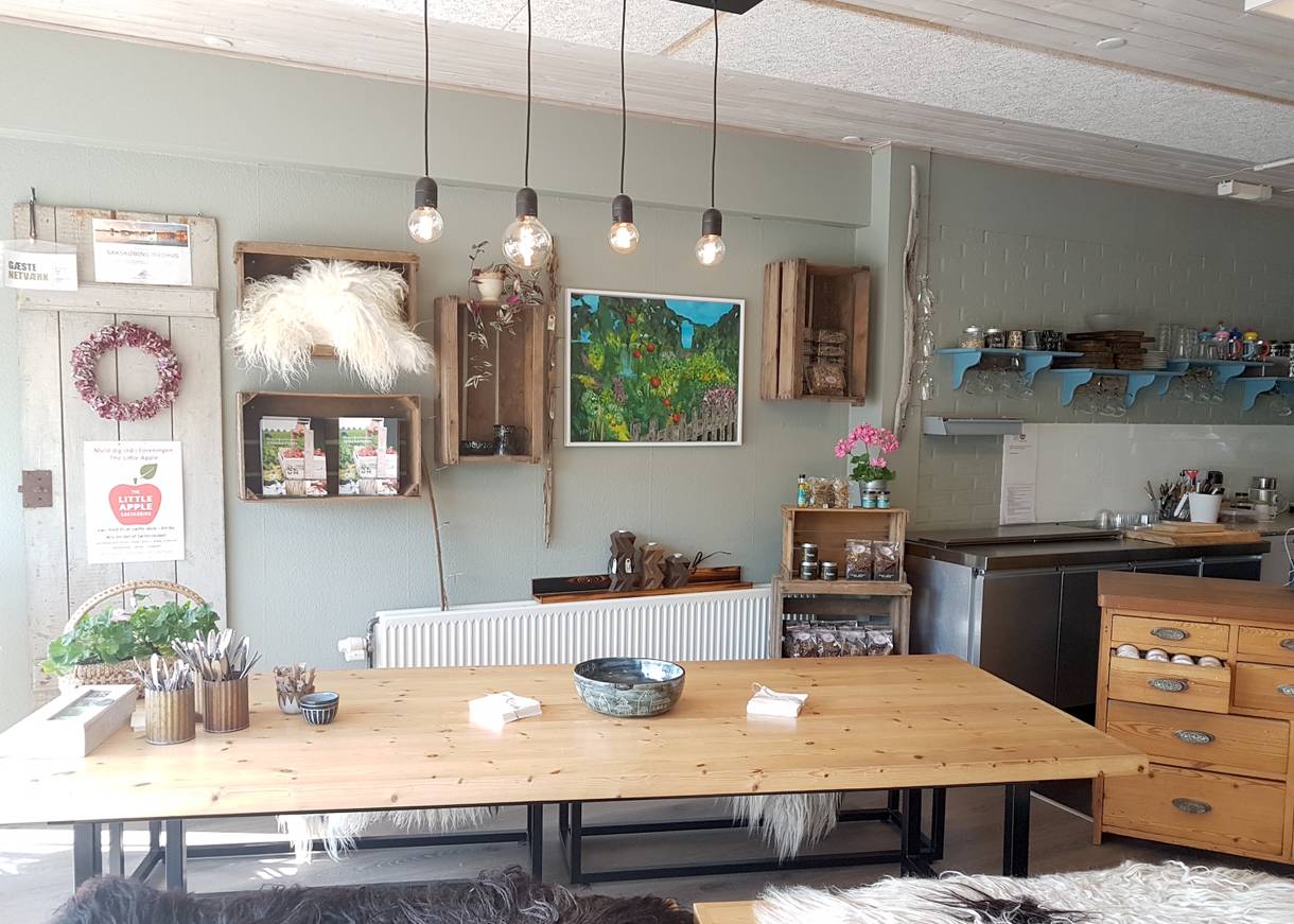 Holztisch in einem Café mit viele Dekoartikel