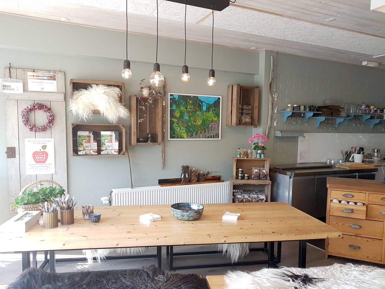 Holztisch in einem Café mit viele Dekoartikel