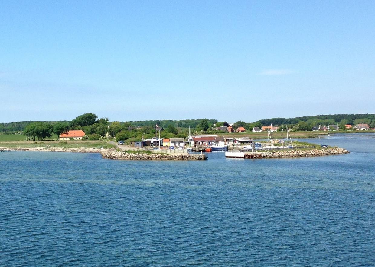 Der Hafen von Tars vom Wasser aus gesehen