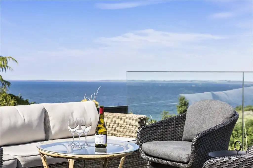 Sitzecke auf der Terrasse eines Luxus Ferienhaus in Dänemark