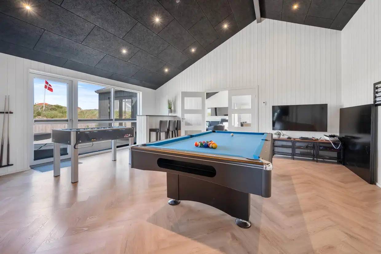 Aktivitätsraum im Luxushaus mit Billard und Spielkonsolen