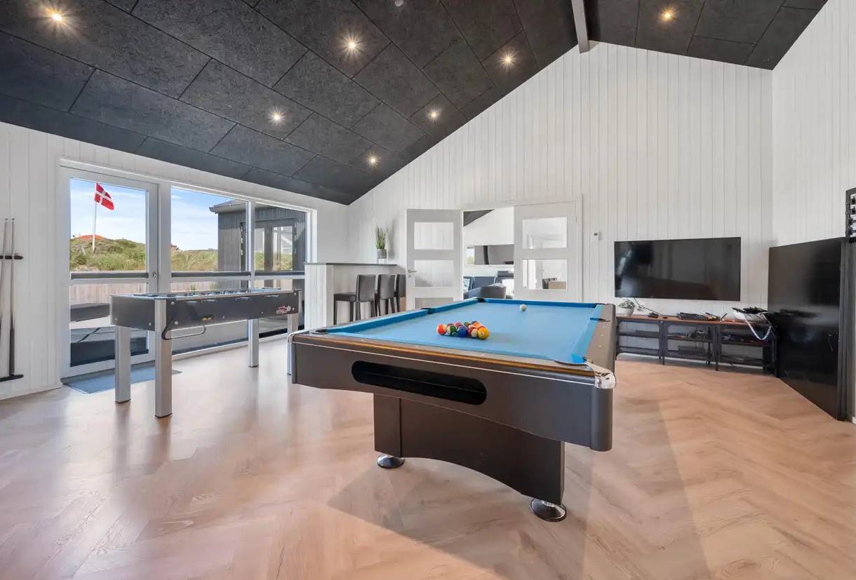 Aktivitätsraum im Luxushaus mit Billard und Spielkonsolen