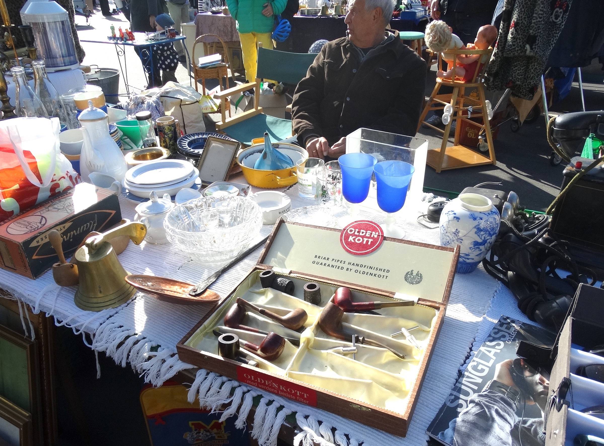 Flohmarktstand mit alten Geschirr und einem Pfeifenkasten