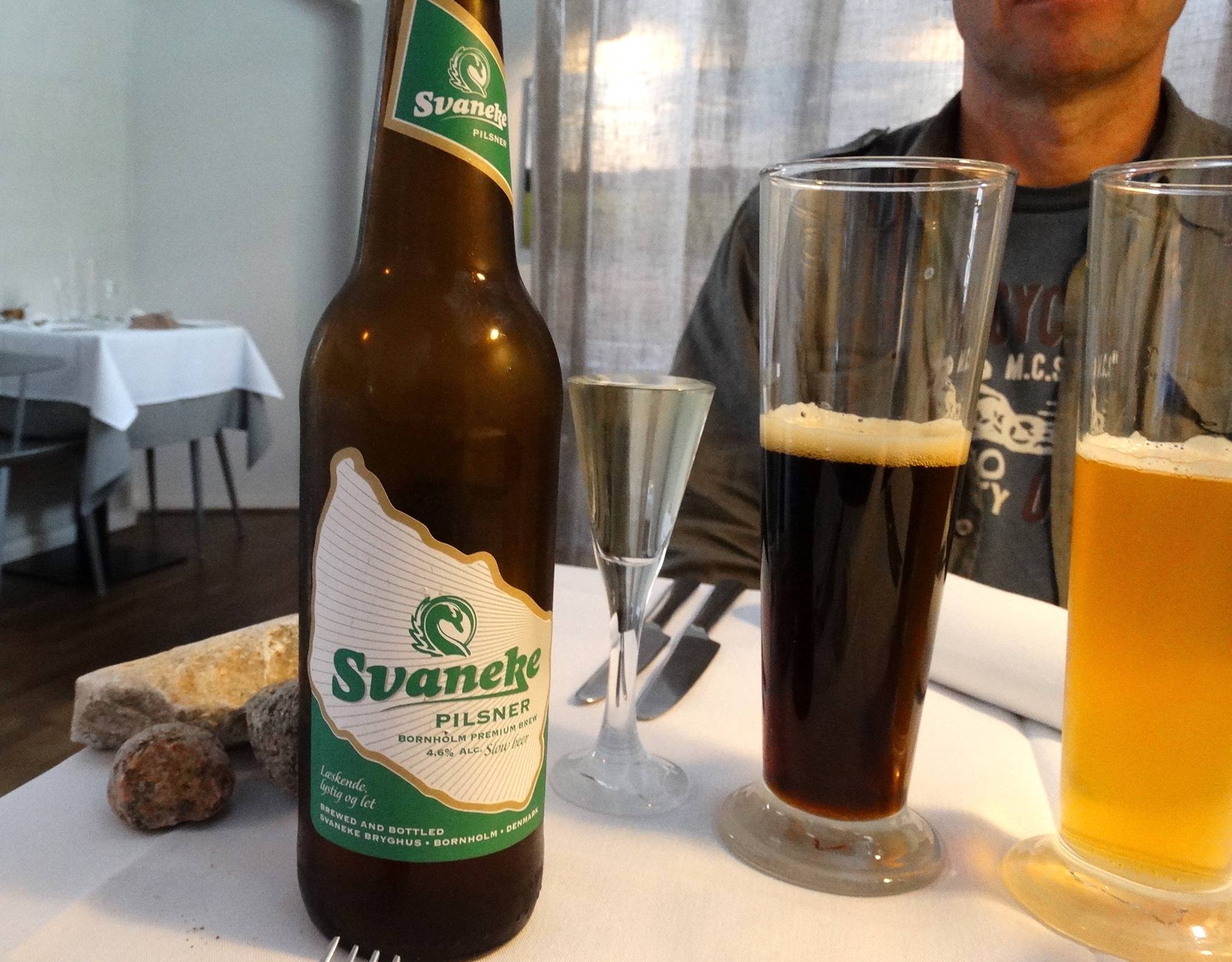 Bierflasche vom Svaneke Braushaus mit zwei gefüllten Gläsern