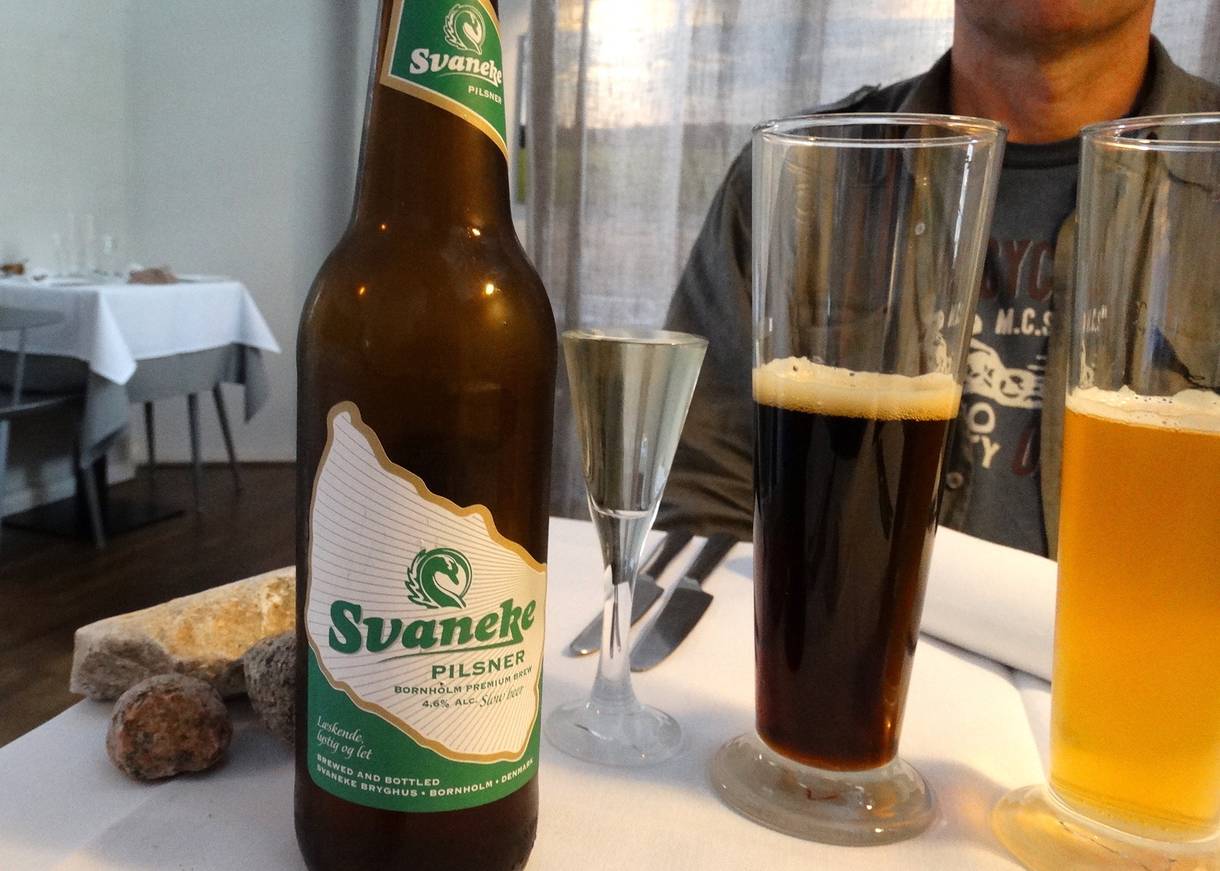 Bierflasche vom Svaneke Braushaus mit zwei gefüllten Gläsern