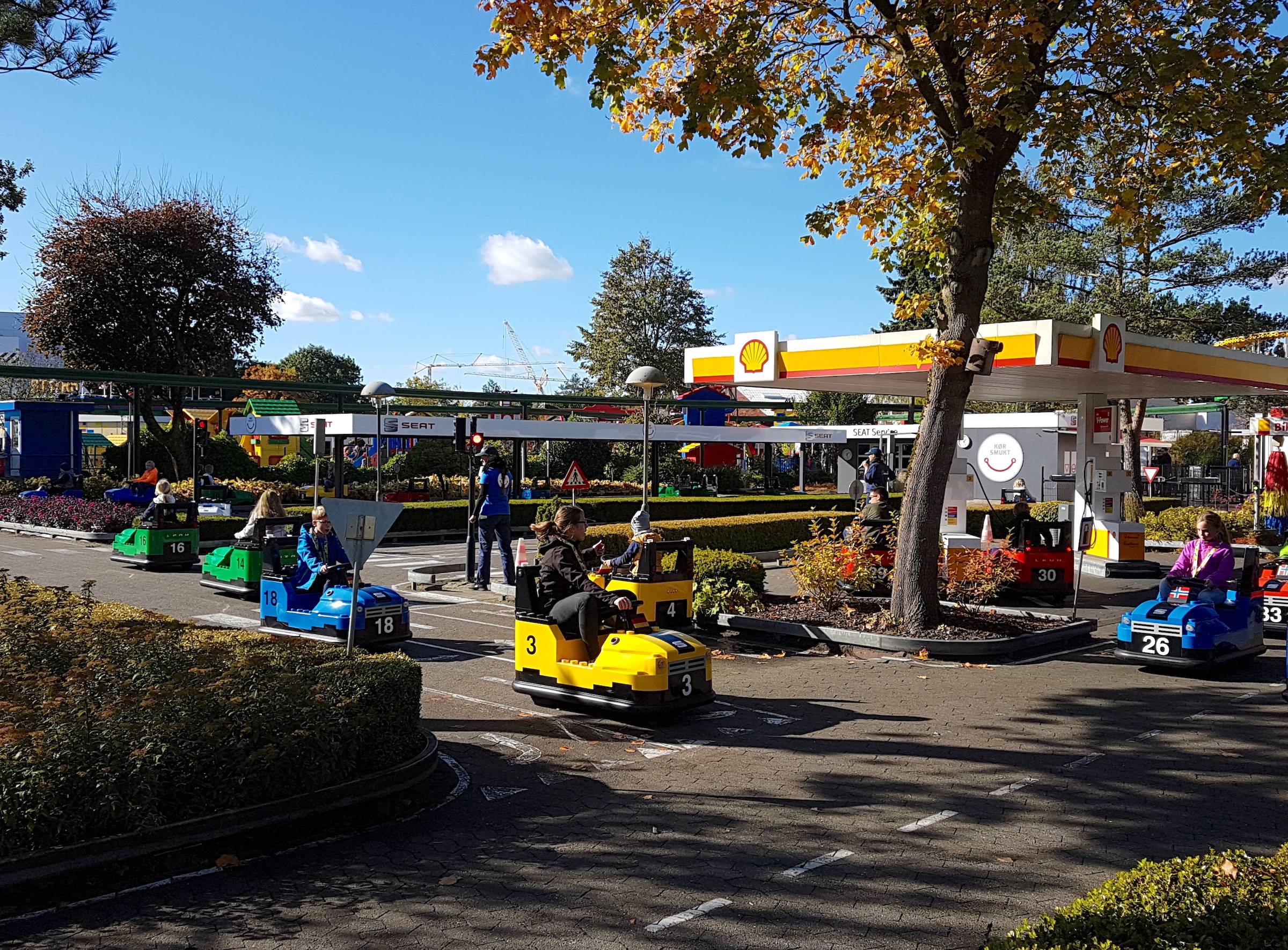 Kinder in der Verkehrsschule im legoland