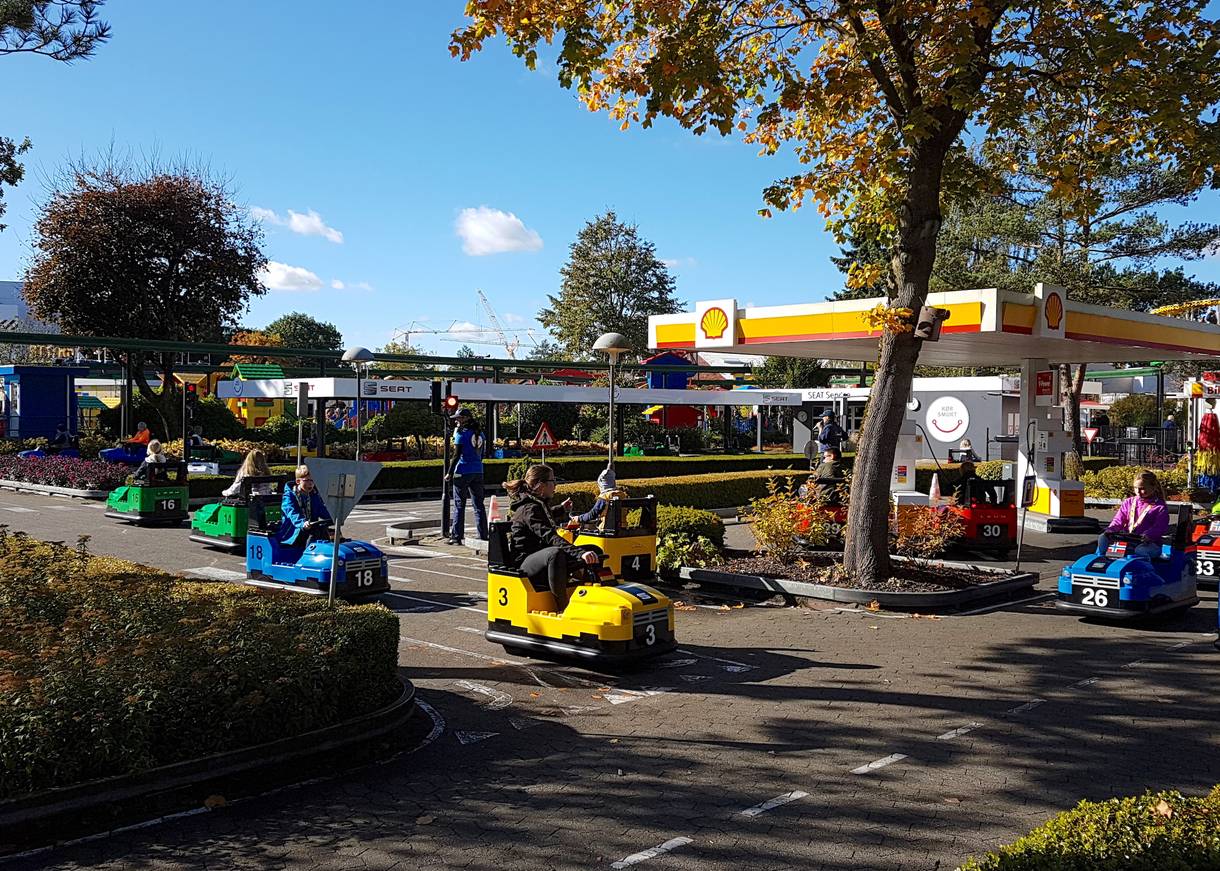 Kinder in der Verkehrsschule im legoland