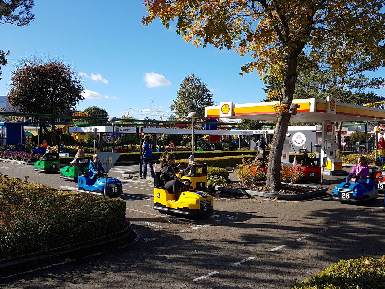 Kinder in der Verkehrsschule im legoland