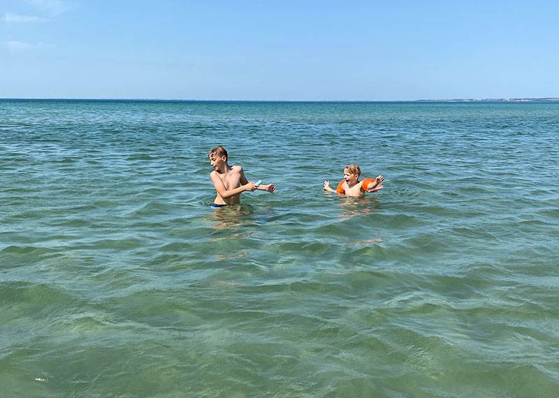 Kinder baden in der Ostsee