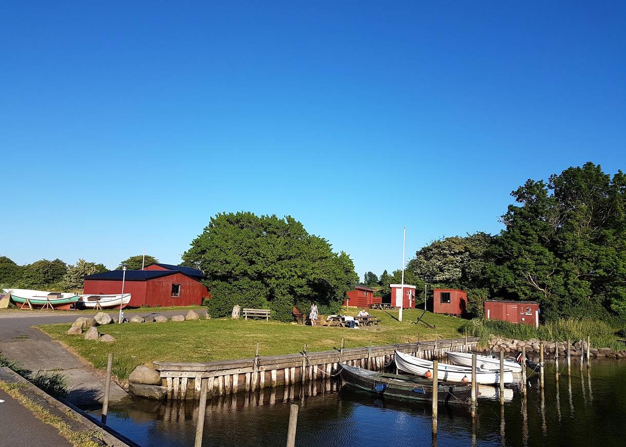 Kleiner Hafen mit roten Fischerhäusern