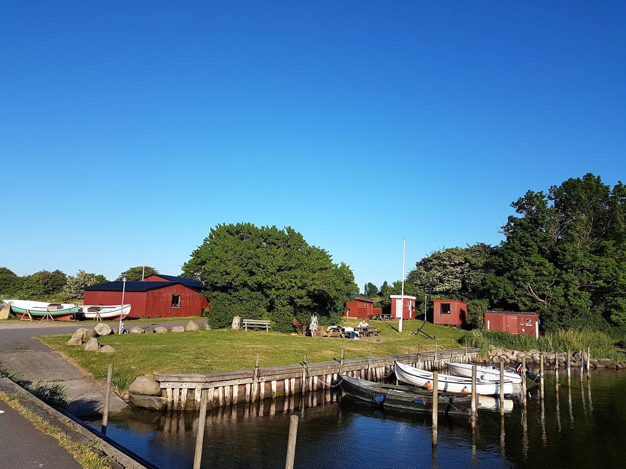 Kleiner Hafen mit roten Fischerhäusern