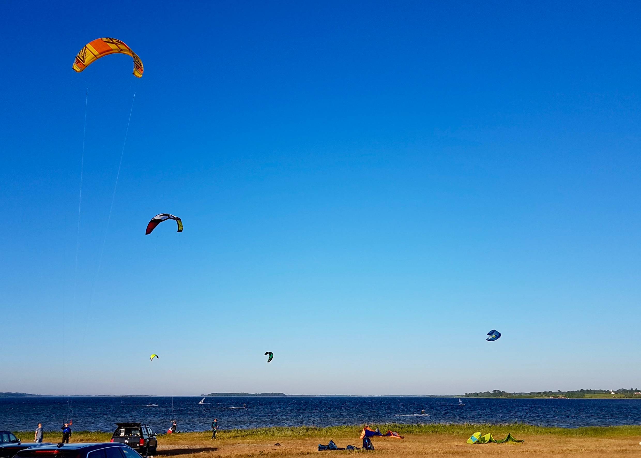 Kitesurfer unter blauem Himmel