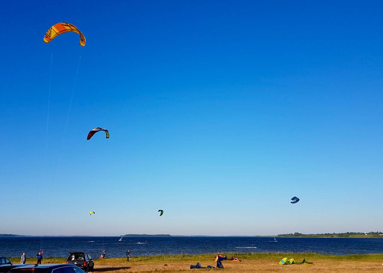 Kitesurfer unter blauem Himmel