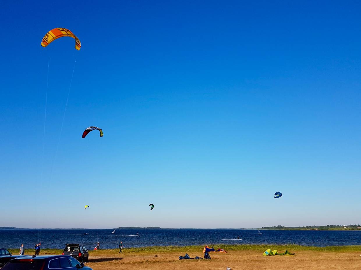 Kitesurfer unter blauem Himmel