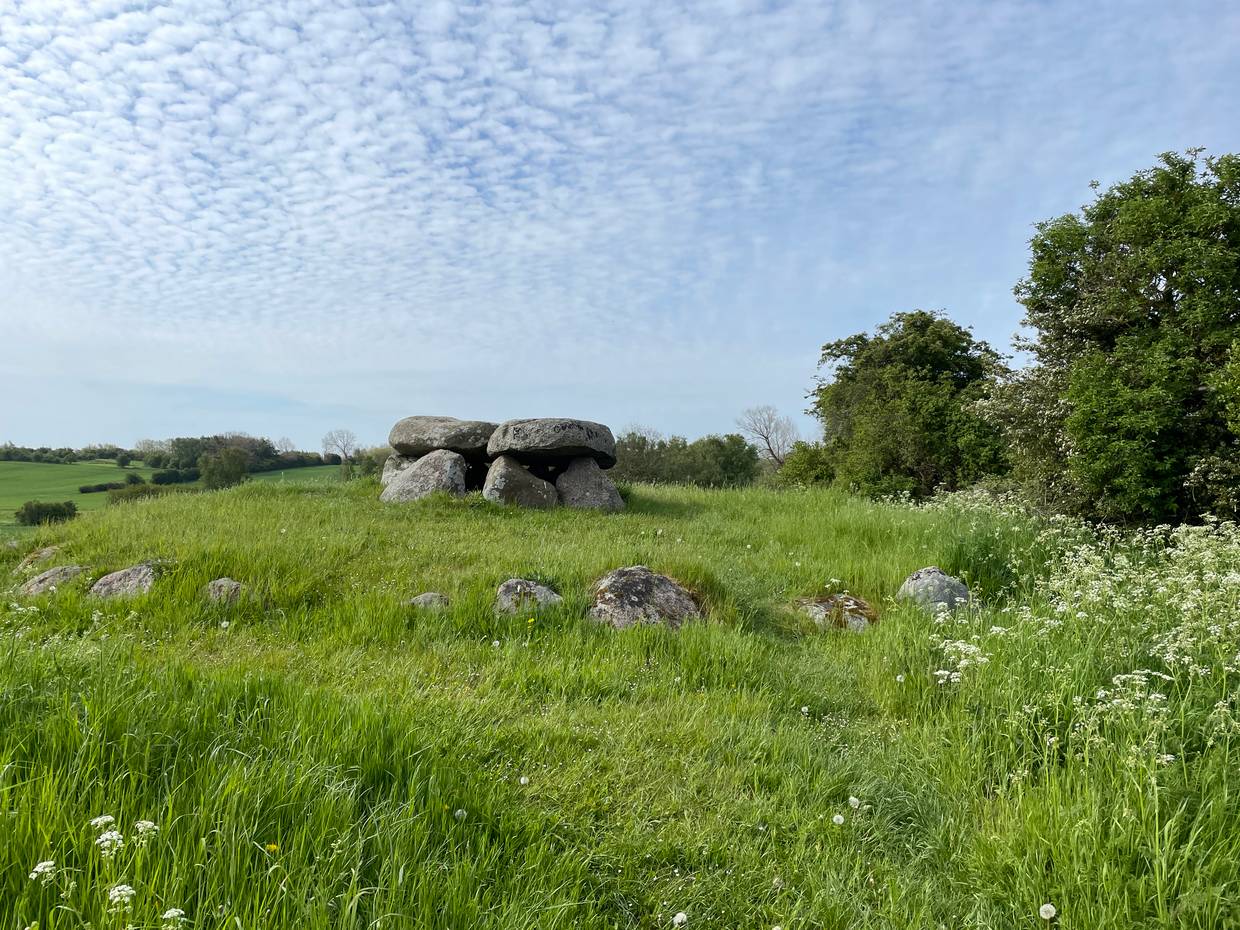 Steinzeitlicher Dolmen in einer üppig grünen Landschaft