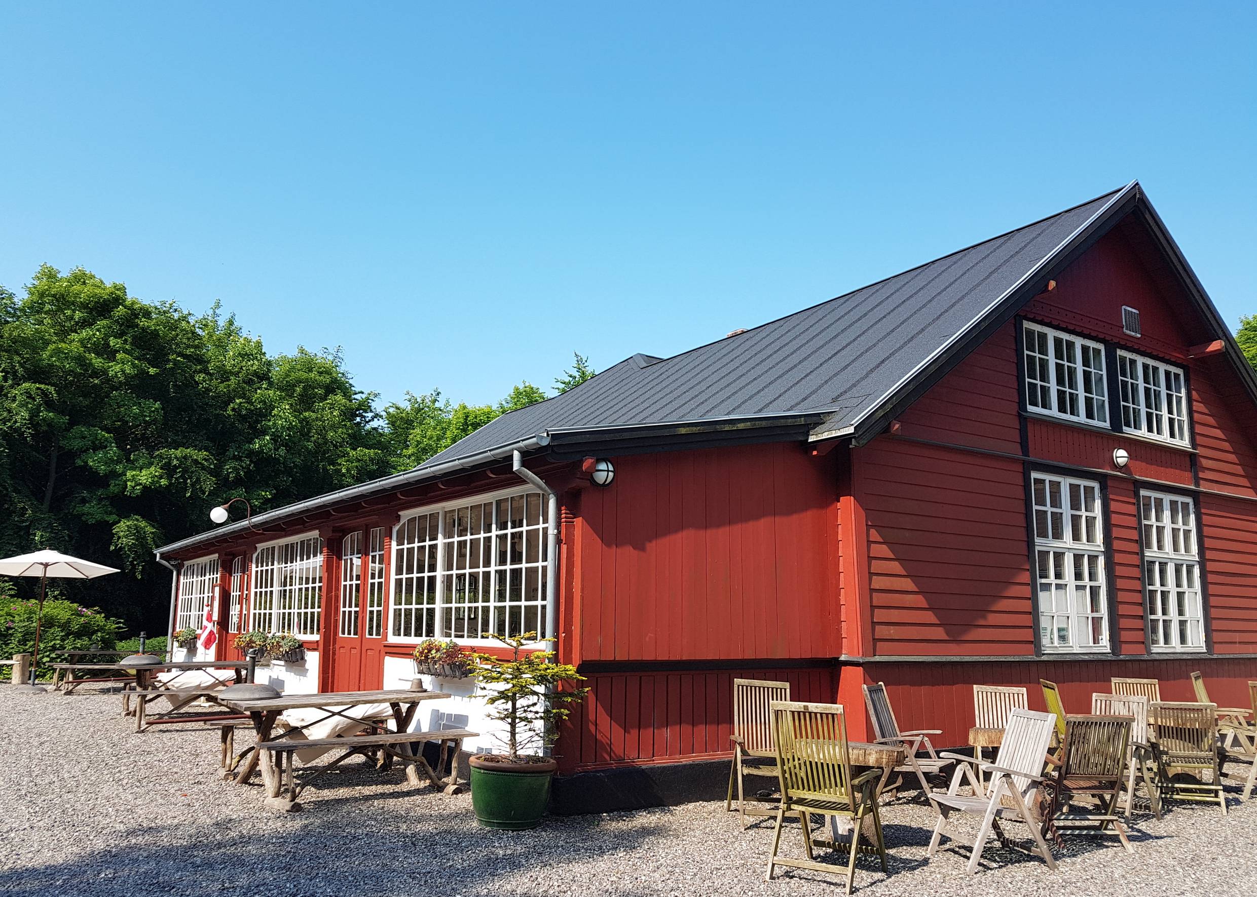 Rotes Holz-Gasthaus im Wald