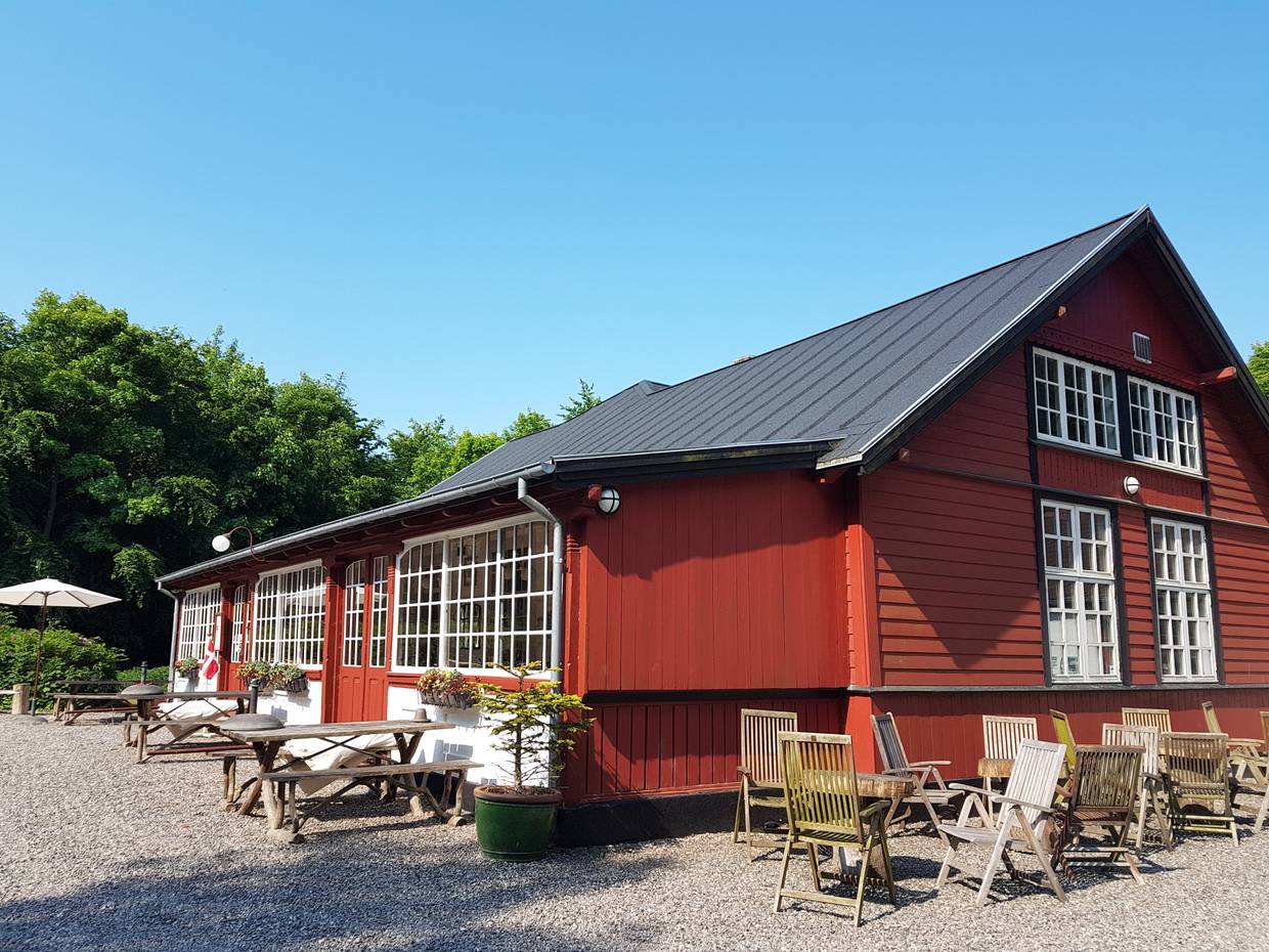 Rotes Holz-Gasthaus im Wald