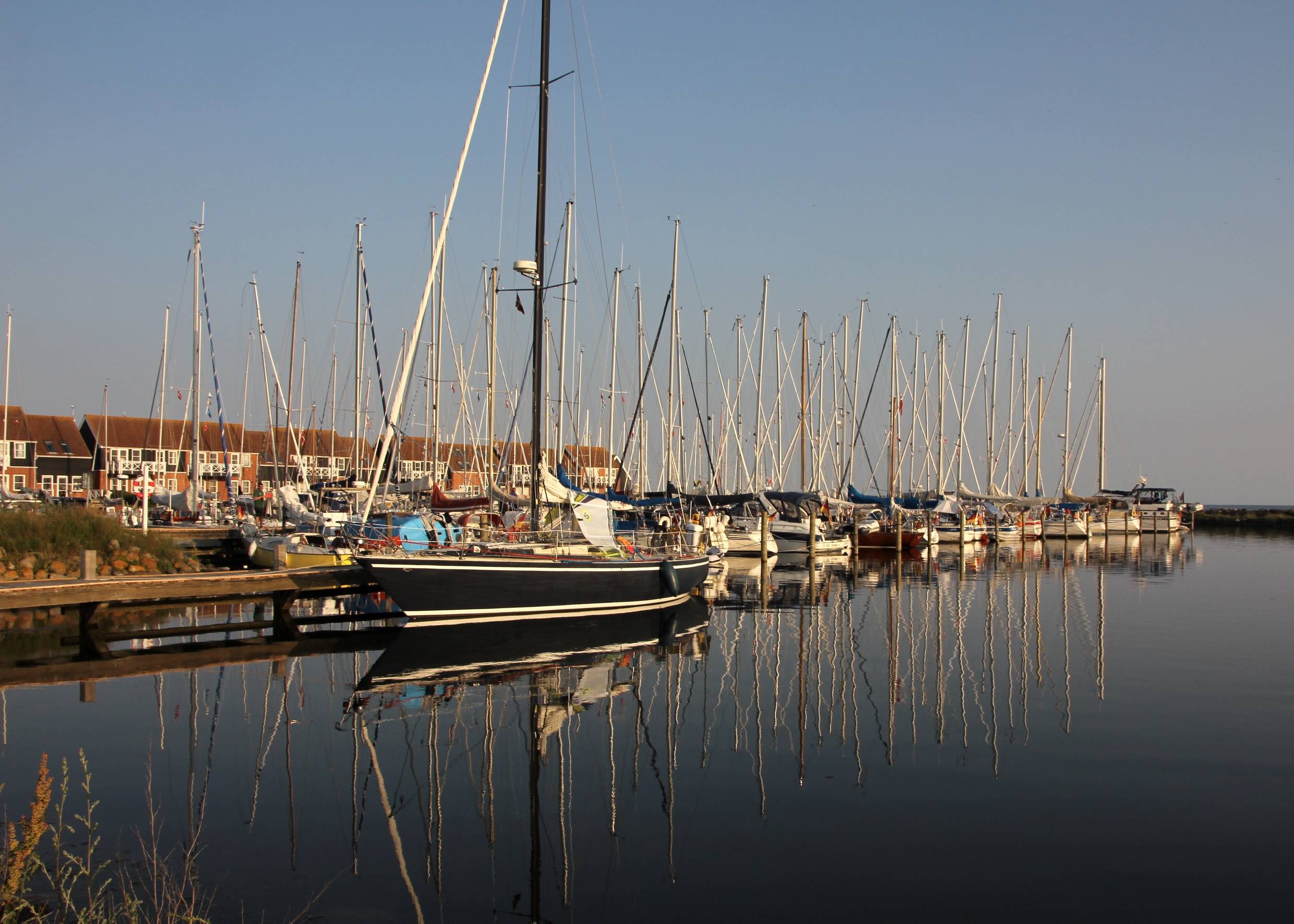 Segelboote im Abendlicht