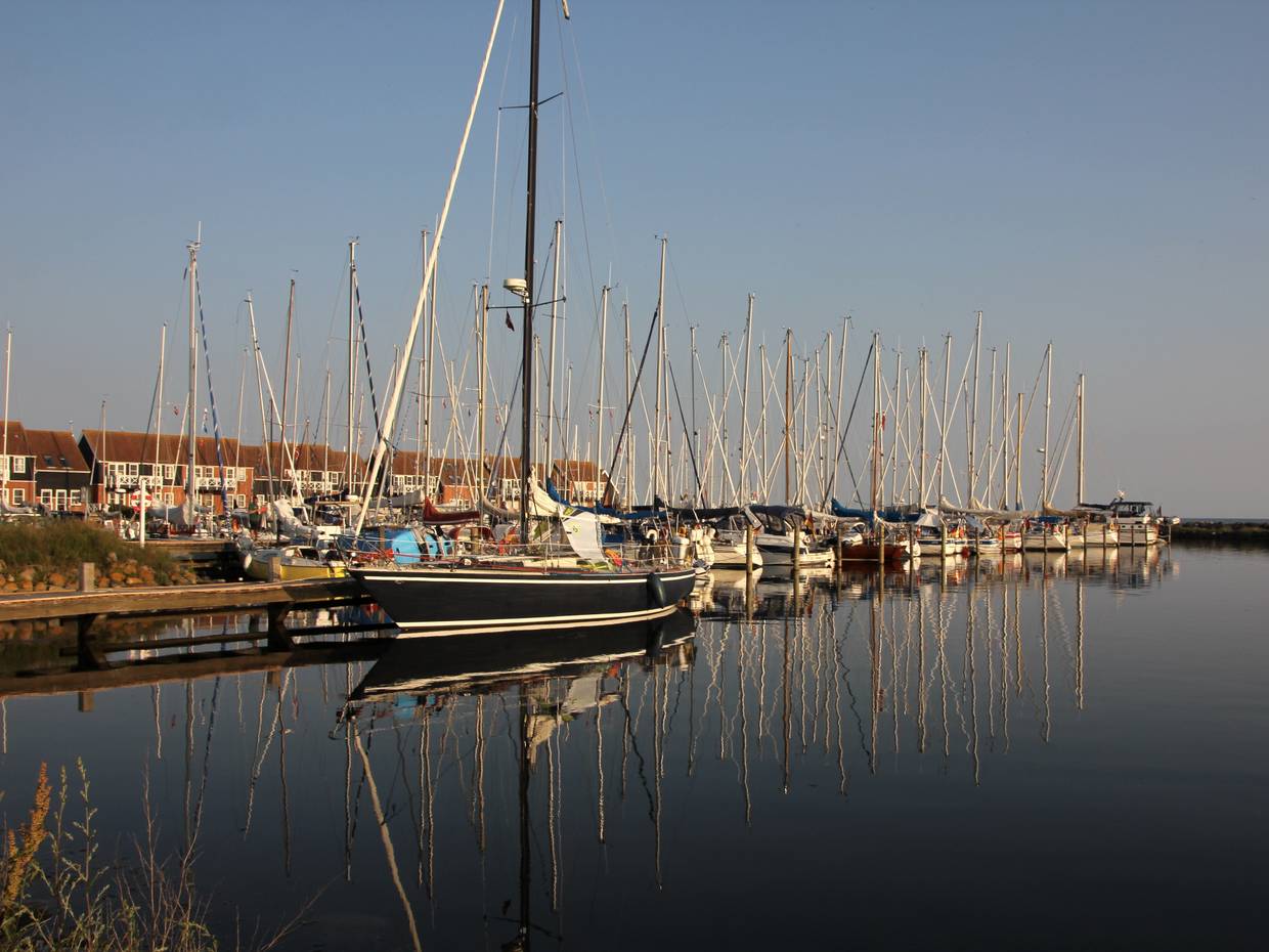 Segelboote im Abendlicht