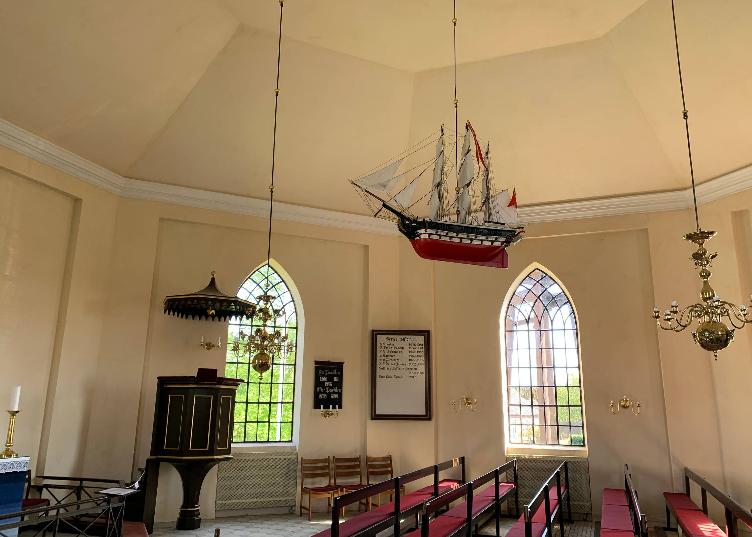 Schiffsmodell an der Decke einer weißen Kirche