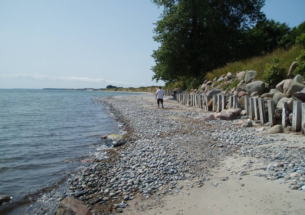Spaziergänger am steinigen Strand