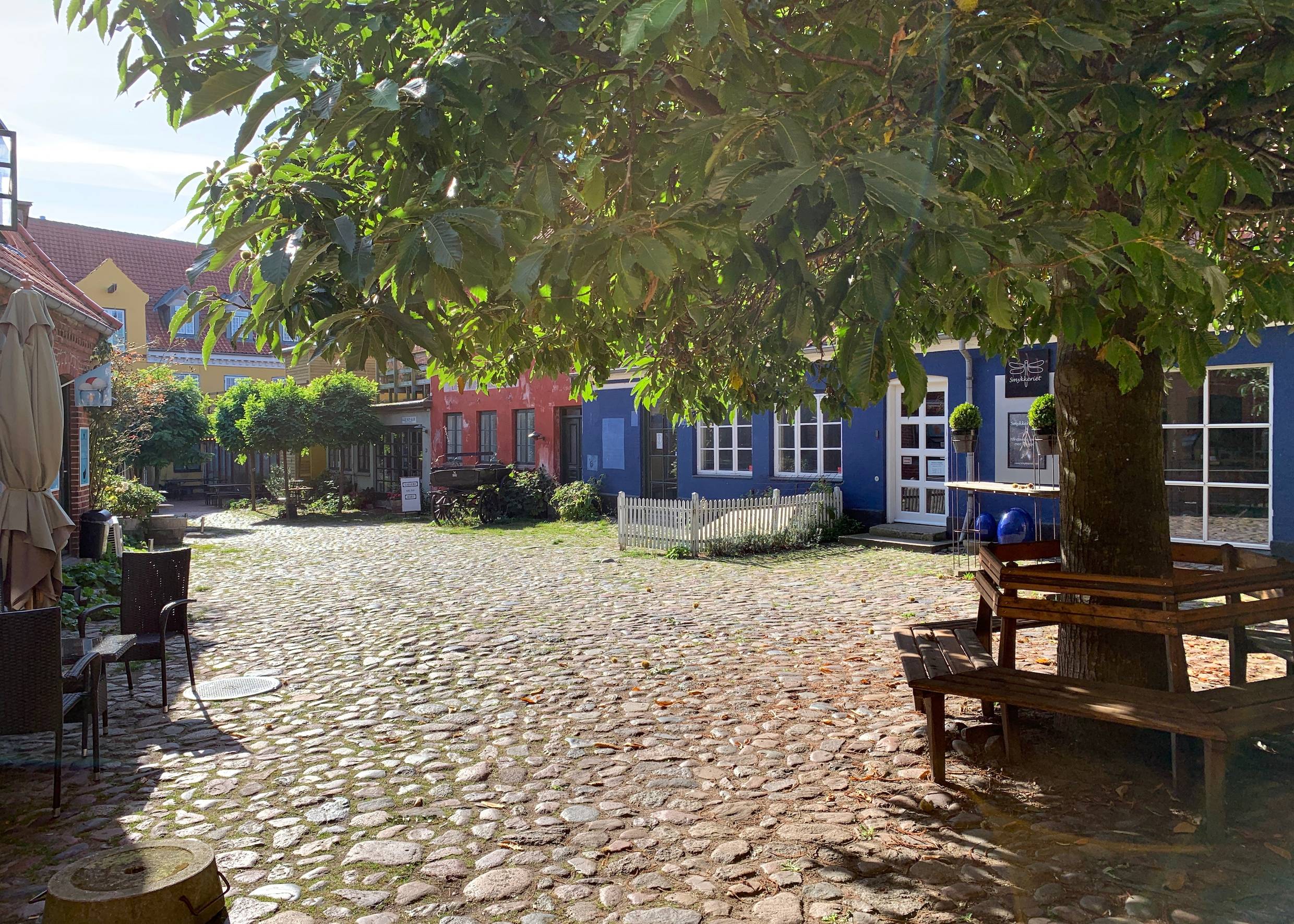Farbige Häuser an einer Kopfsteinpflastergasse