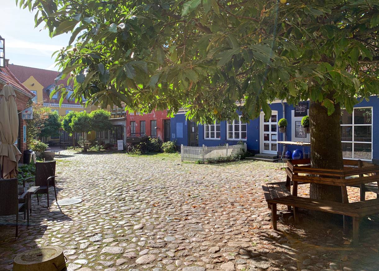Farbige Häuser an einer Kopfsteinpflastergasse