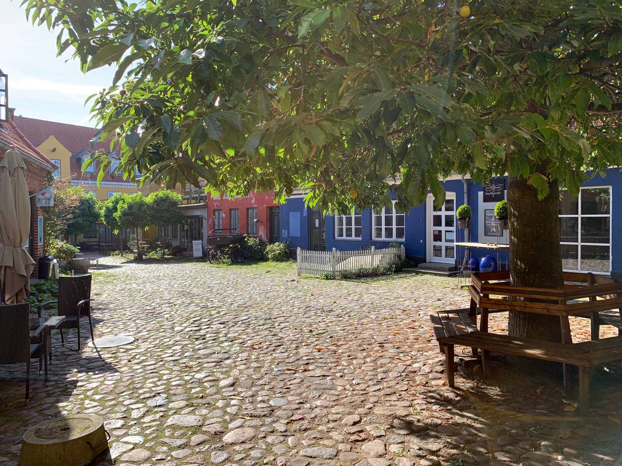 Farbige Häuser an einer Kopfsteinpflastergasse