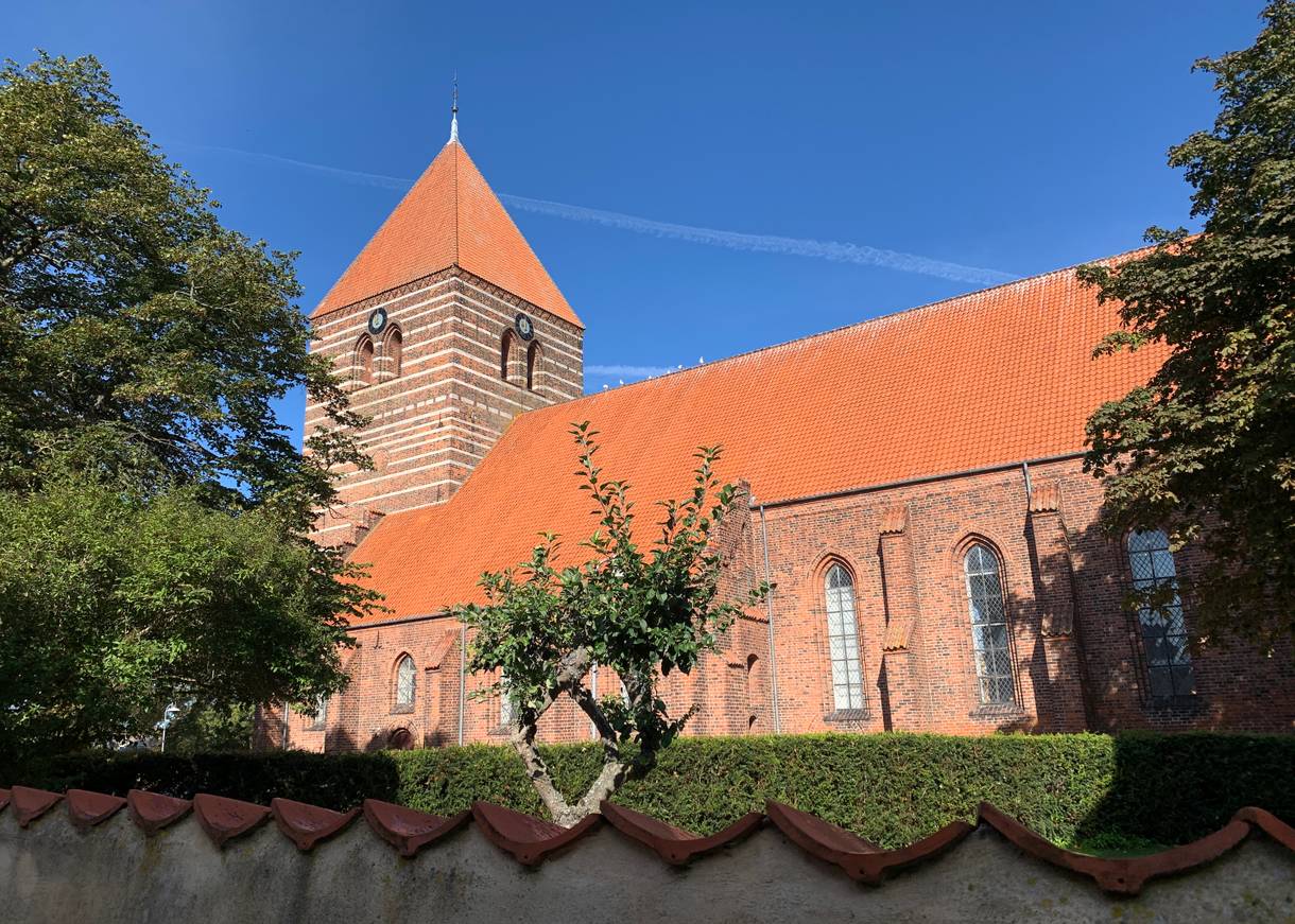 Große, rote Backsteinkirche