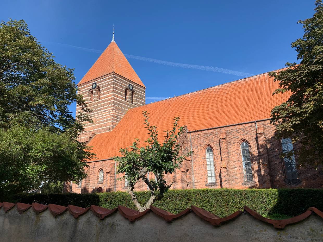 Große, rote Backsteinkirche