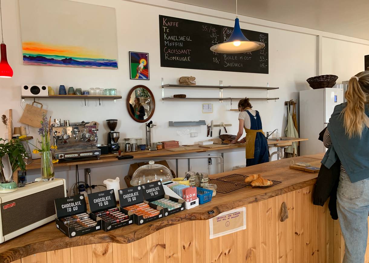 Tresen eines modernen Cafés mit Naturholz und wenig Deko