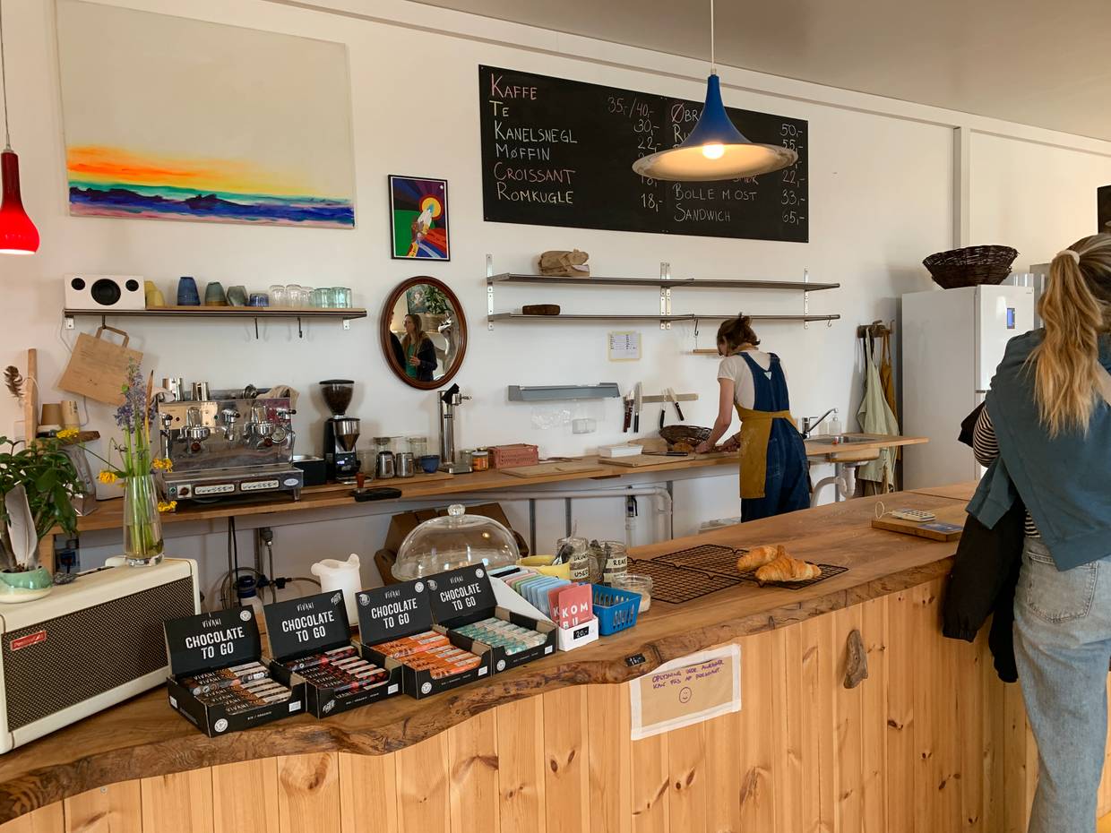 Tresen eines modernen Cafés mit Naturholz und wenig Deko